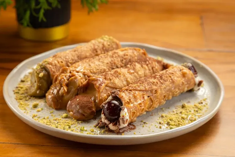 Cannoli com diferentes recheios, servidos em prato, da Varanda 228.