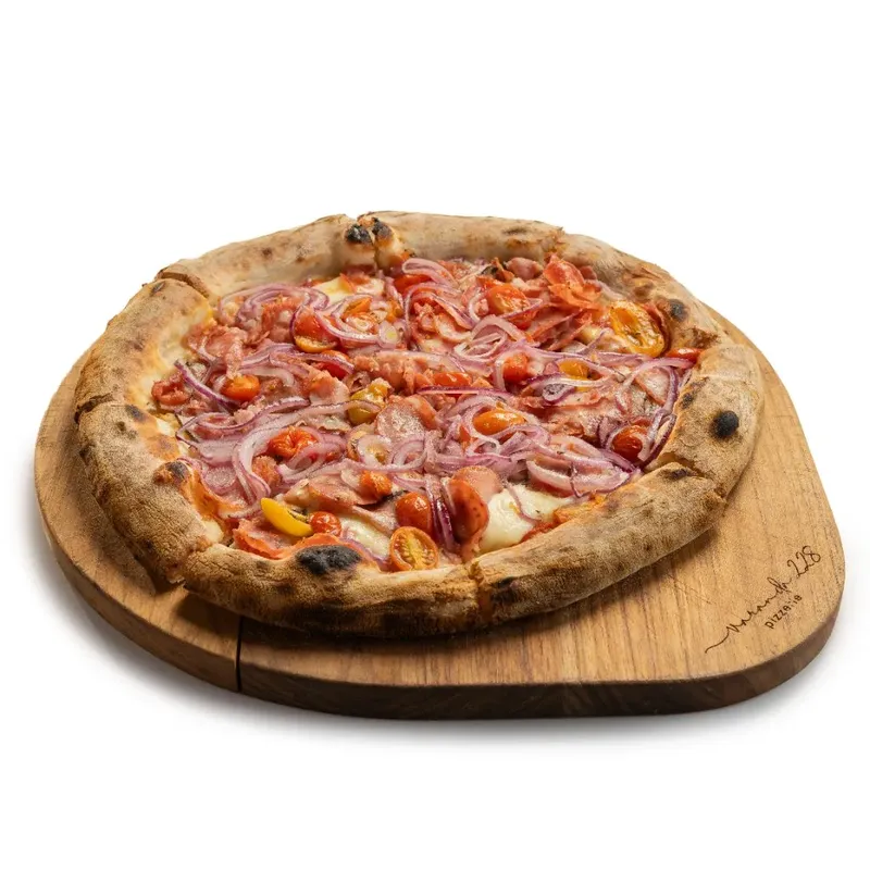 Pizza Cipullo com calabresa, panceta e cebola roxa, da Varanda 228.