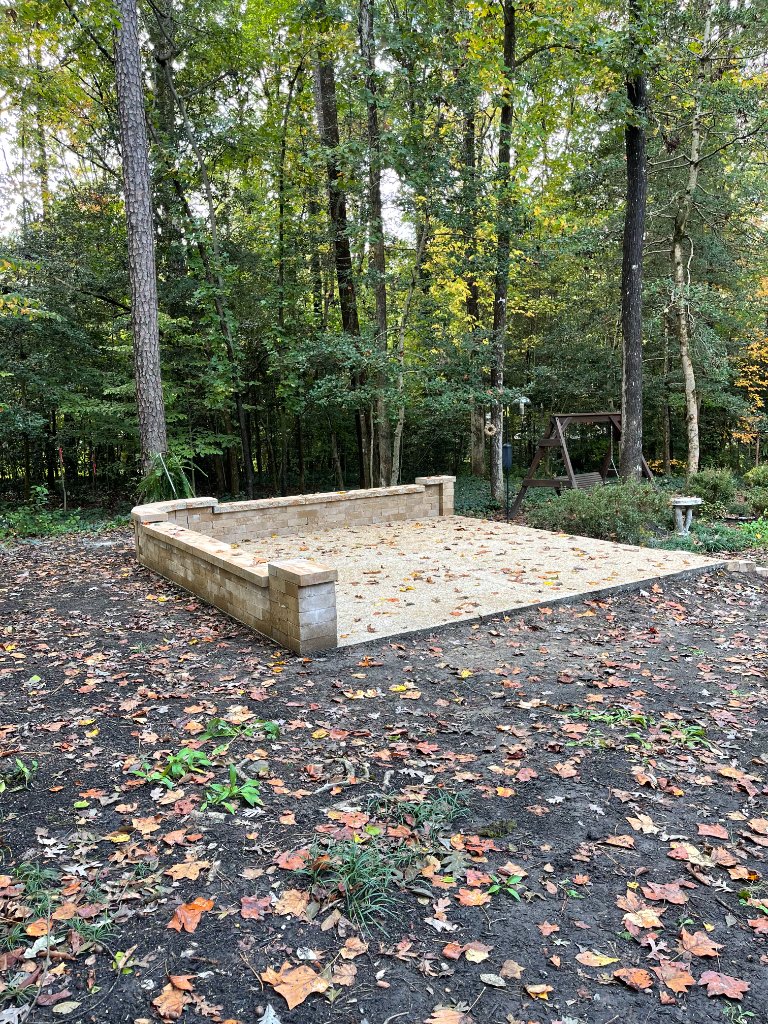 Retaining wall with gravel fill