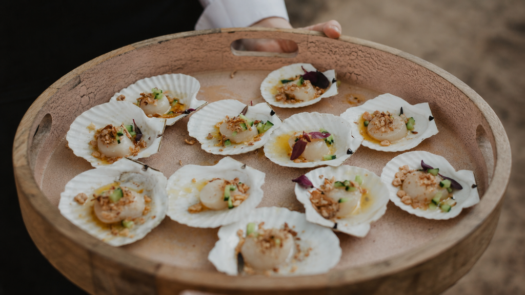 Canapés on a wooden tray — tutto events