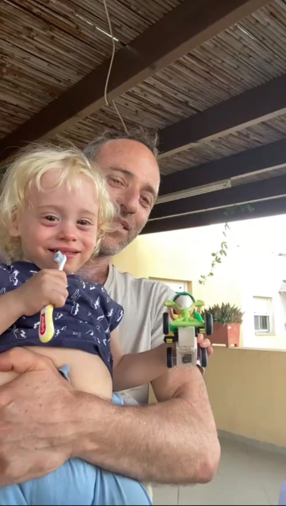 אבא וילד מצחצחים שיניים יחד