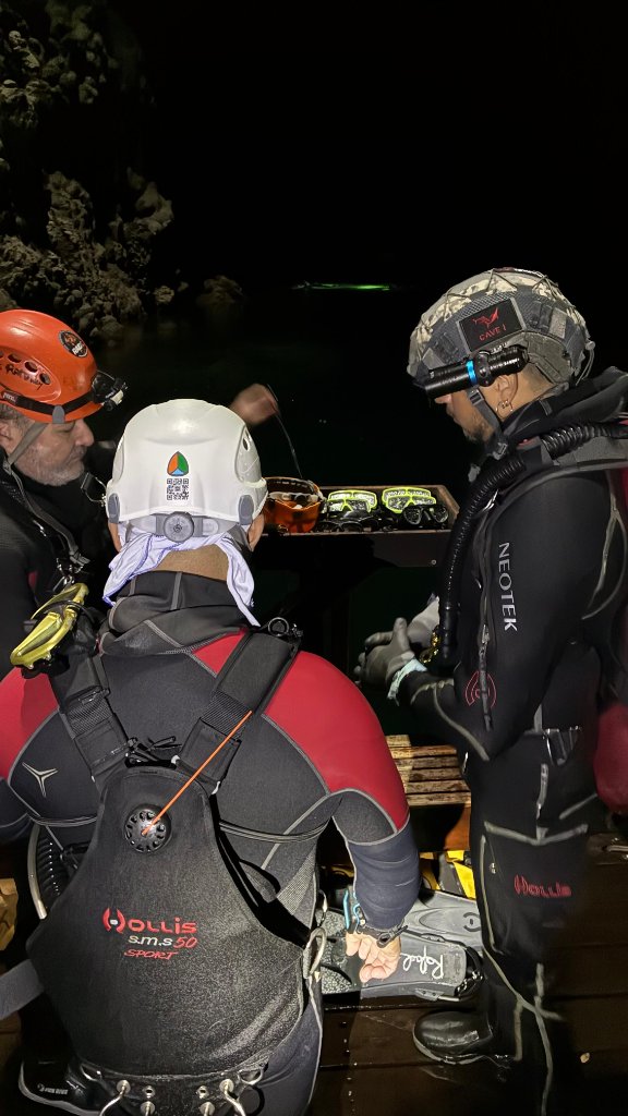 Briefing antes de mergulho noturno da Walvee Dives
