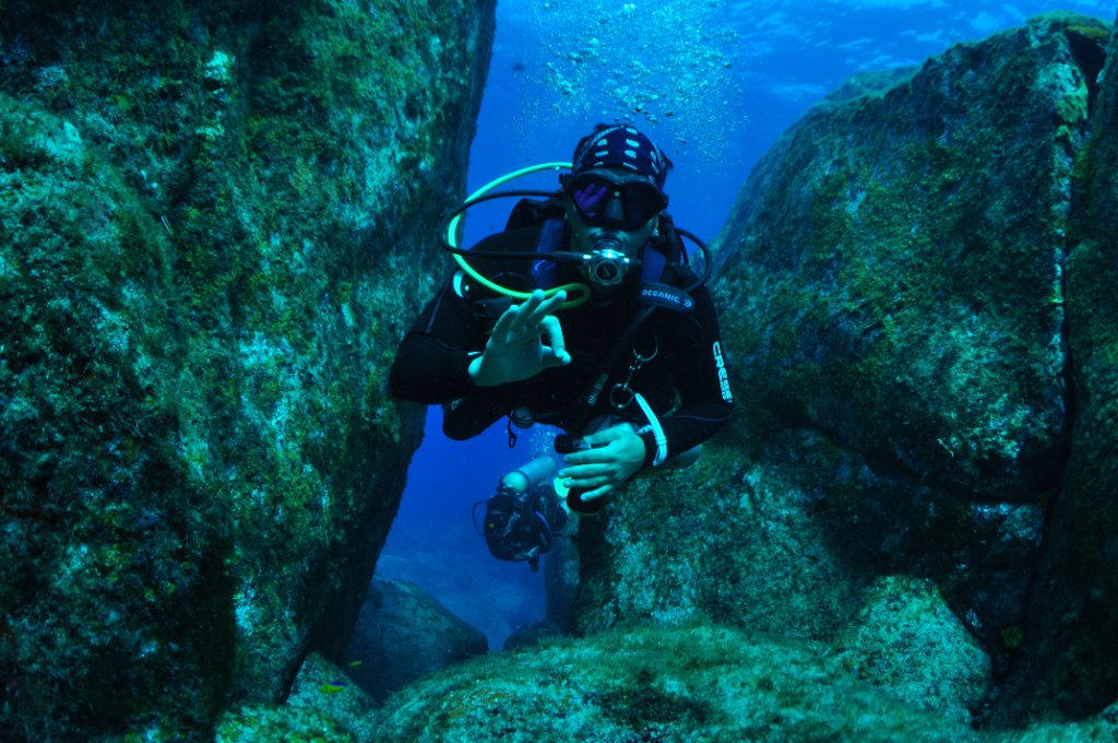 Mergulhador da Walvee Dives debaixo d'água