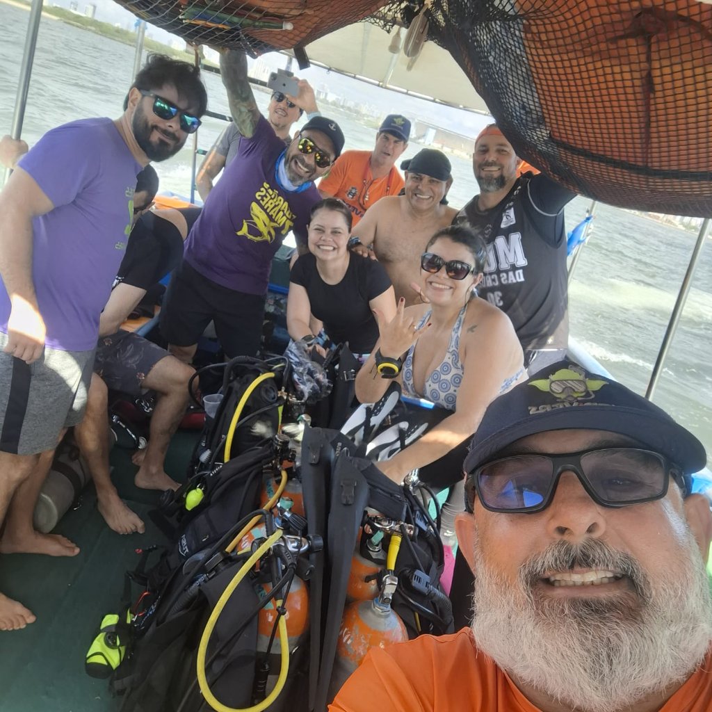Grupo Walvee Dives embarcando para mergulho