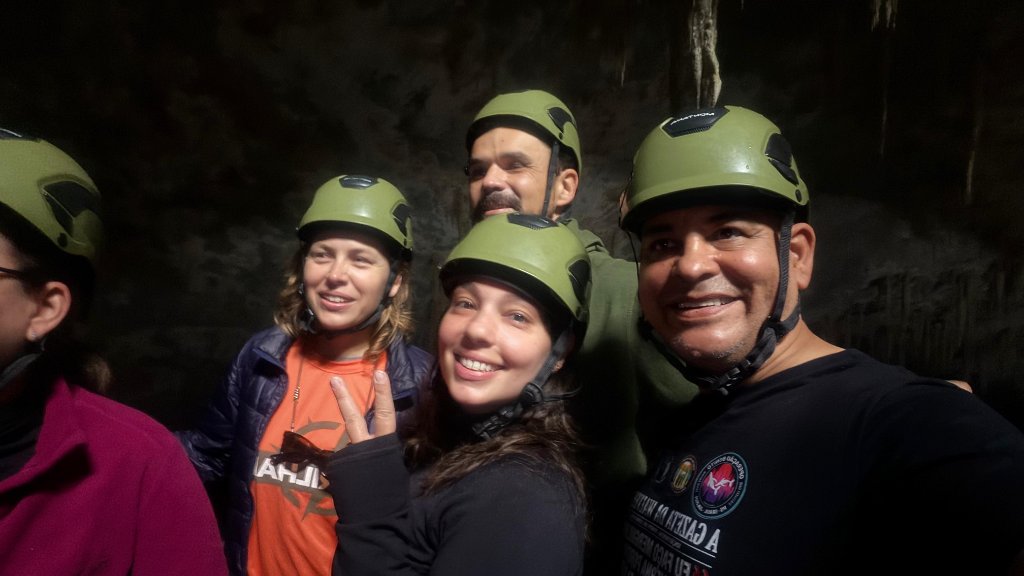 Mergulhadores Walvee Dives com capacetes