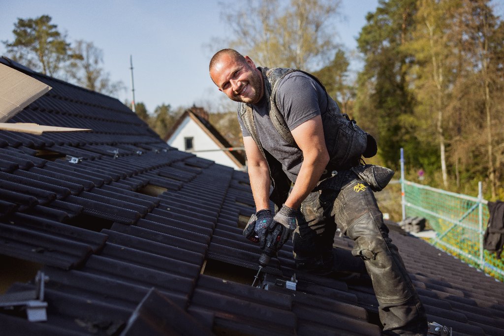 Dachdecker bei der Arbeit