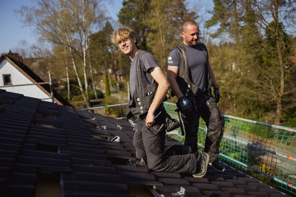 Dachdecker bei der Arbeit