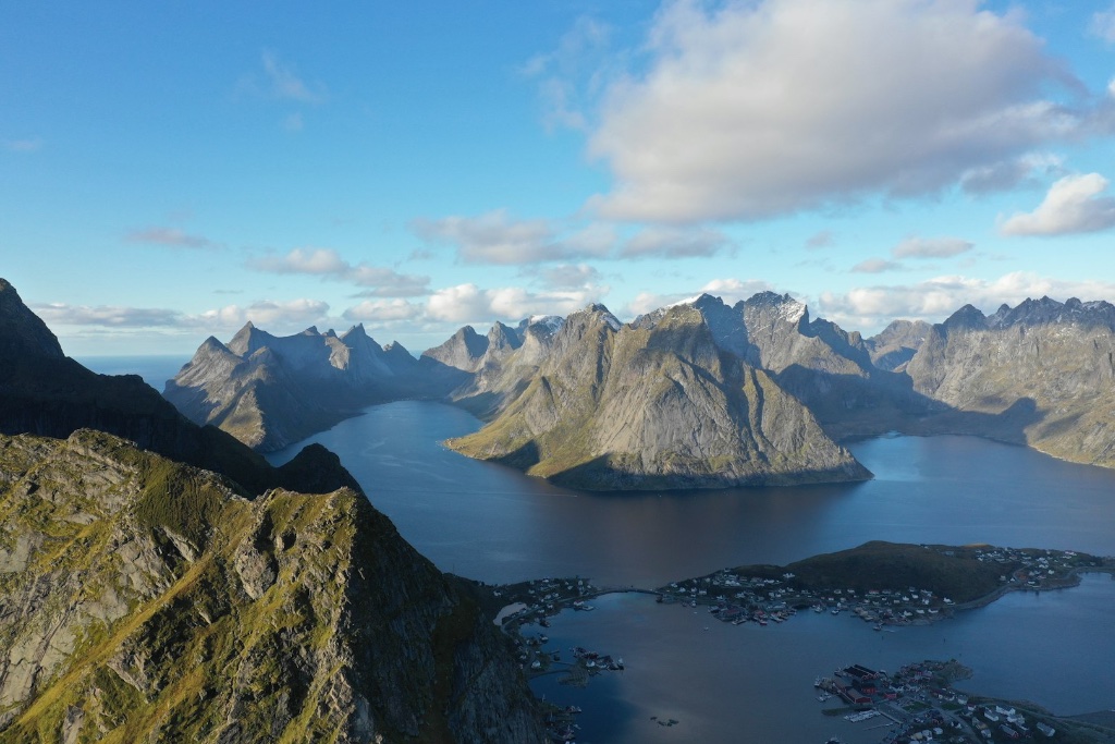 Výhled na horské štíty a fjordy Lofot