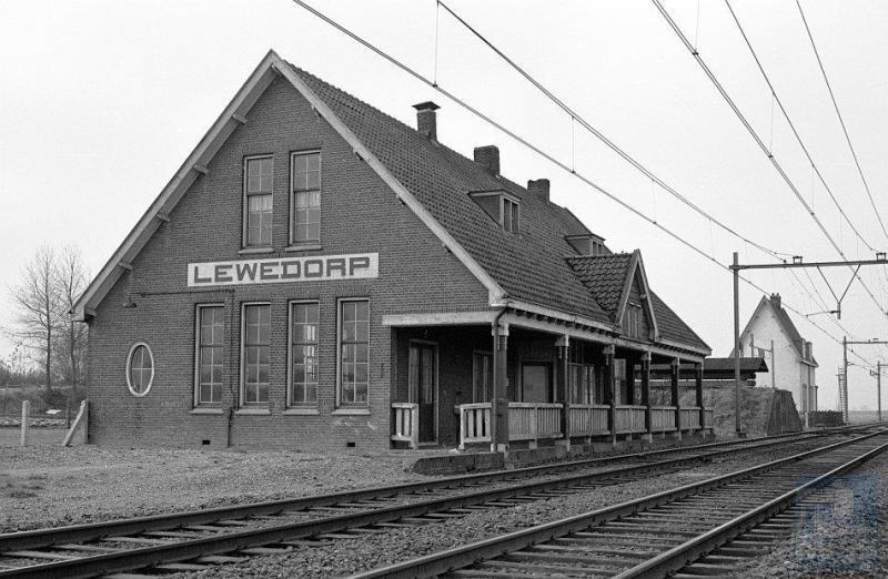 Historische zwart-witfoto van het voormalige station van Lewedorp