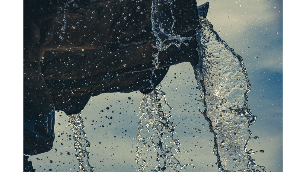 Agua cayendo sobre roca