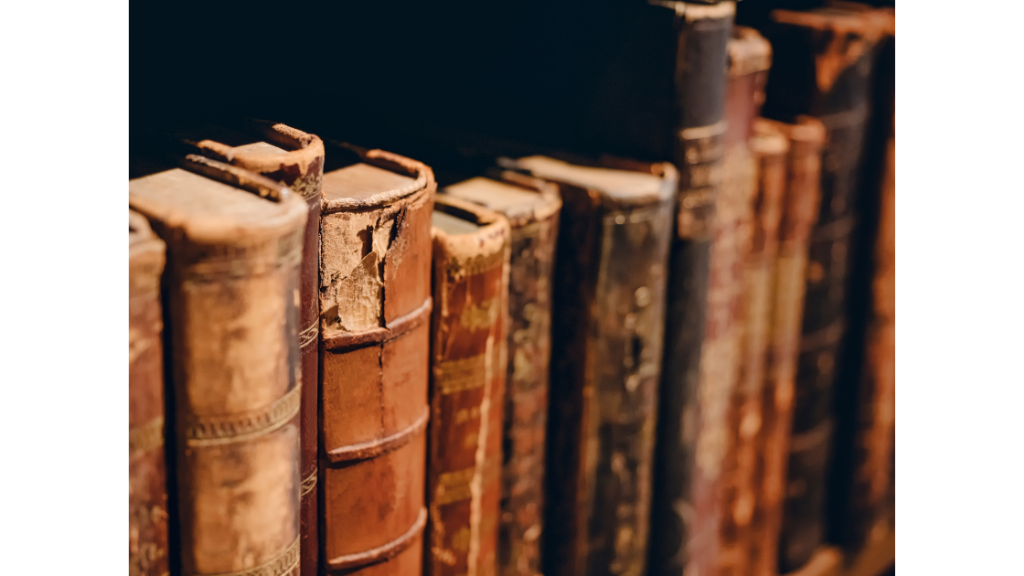 Libros antiguos en una biblioteca