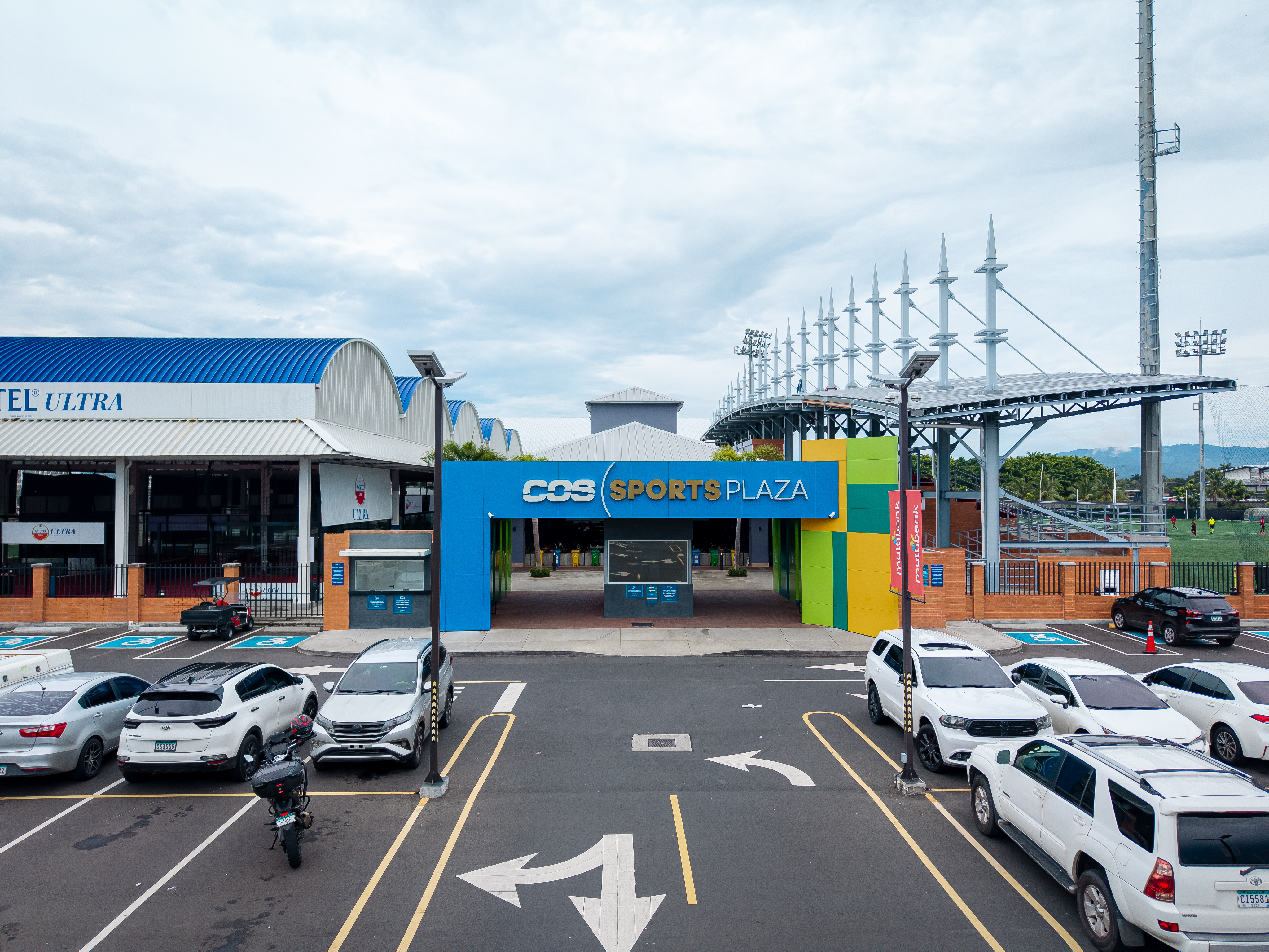Entrada principal de COS Sports Plaza