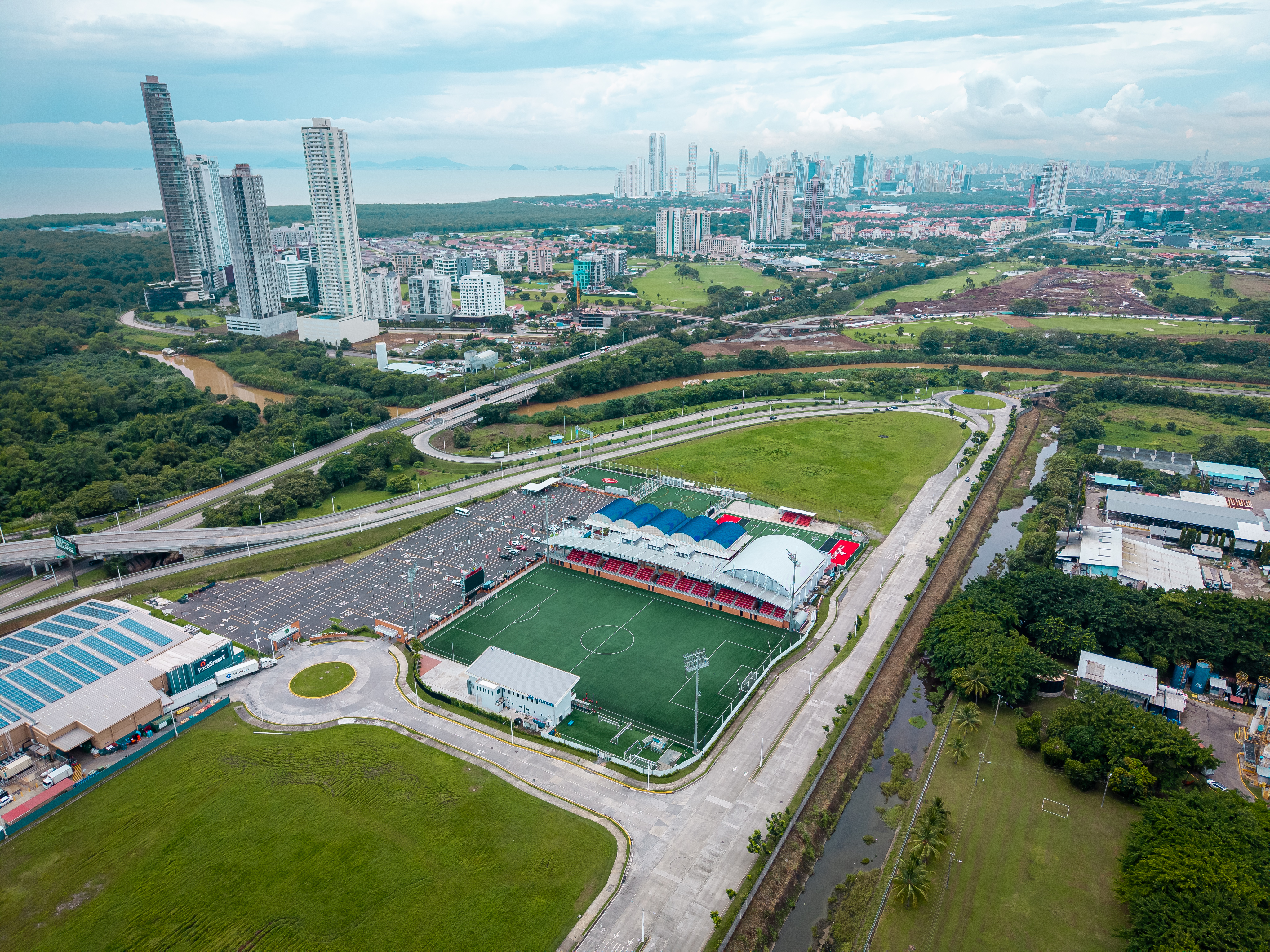 Vista aérea de COS Sports Plaza en Metro Park, Ciudad de Panamá