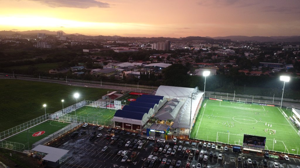 Canchas de fútbol sintéticas iluminadas por reflectores nocturnos en COS Sports Plaza