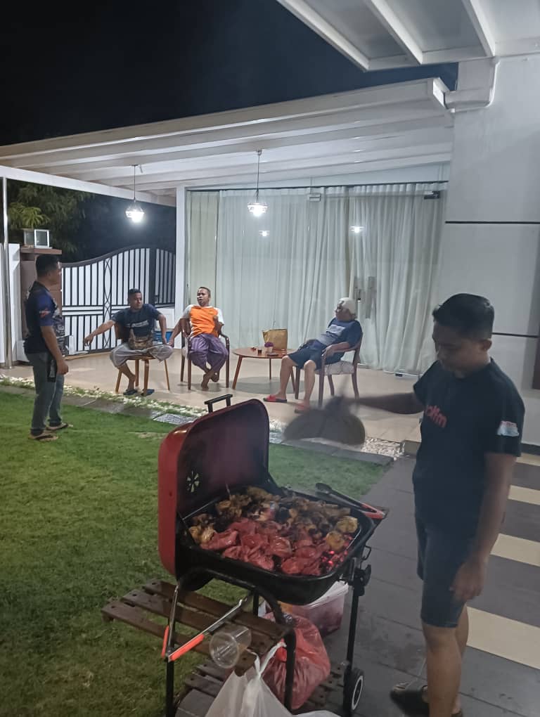 Hiburan BBQ Malam