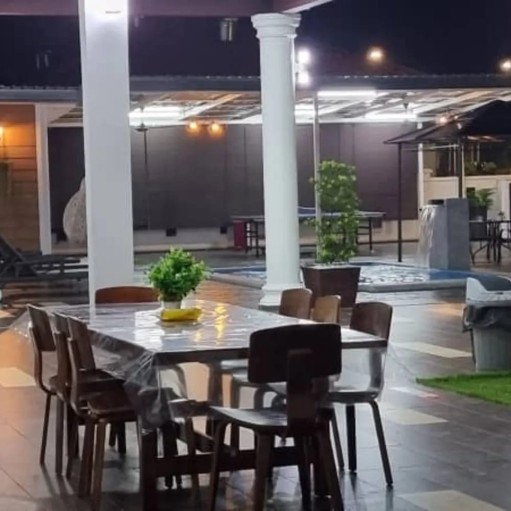 Kawasan Meja Makan Luar