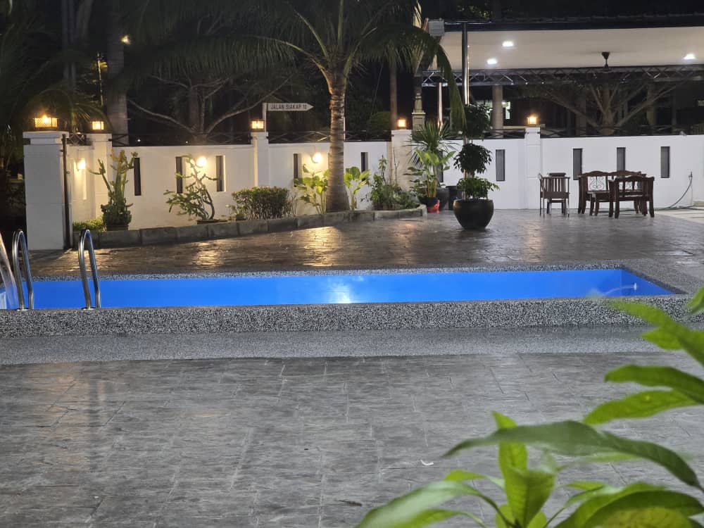Kolam Renang (Malam)