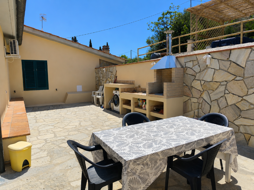 Zona pranzo esterna e area barbecue di Reale Home
