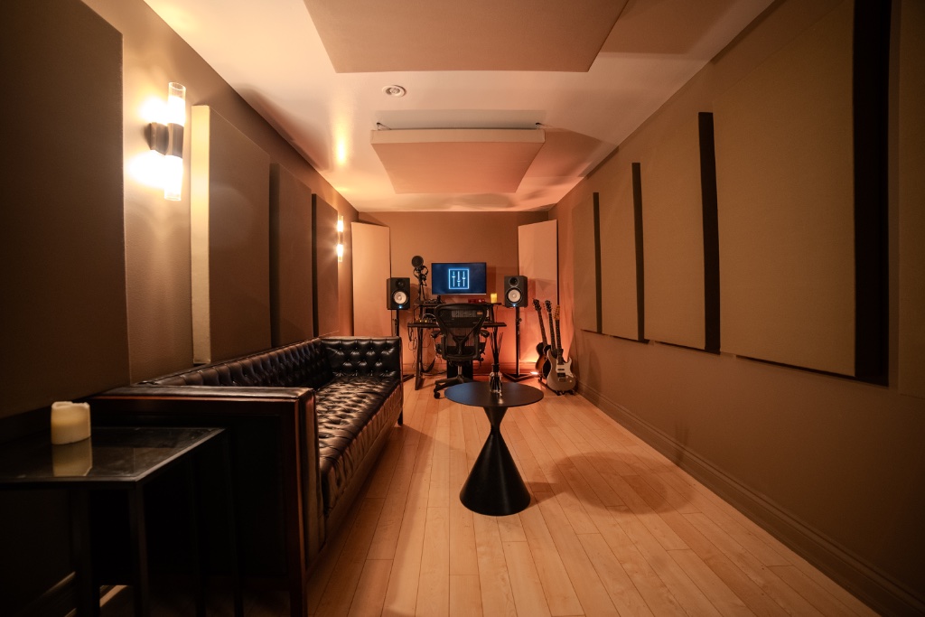 STUDIO B 4