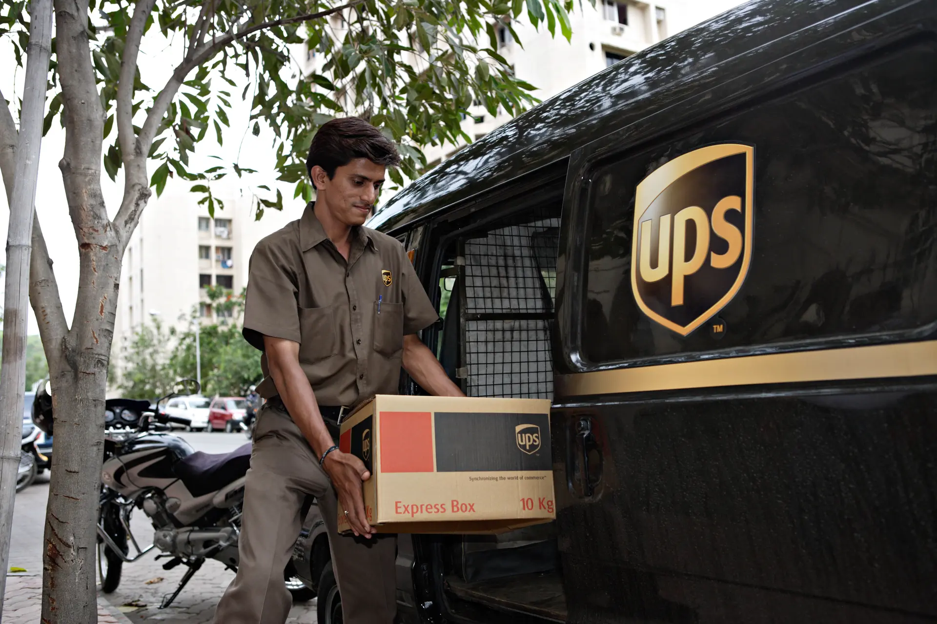 Livreur UPS avec colis