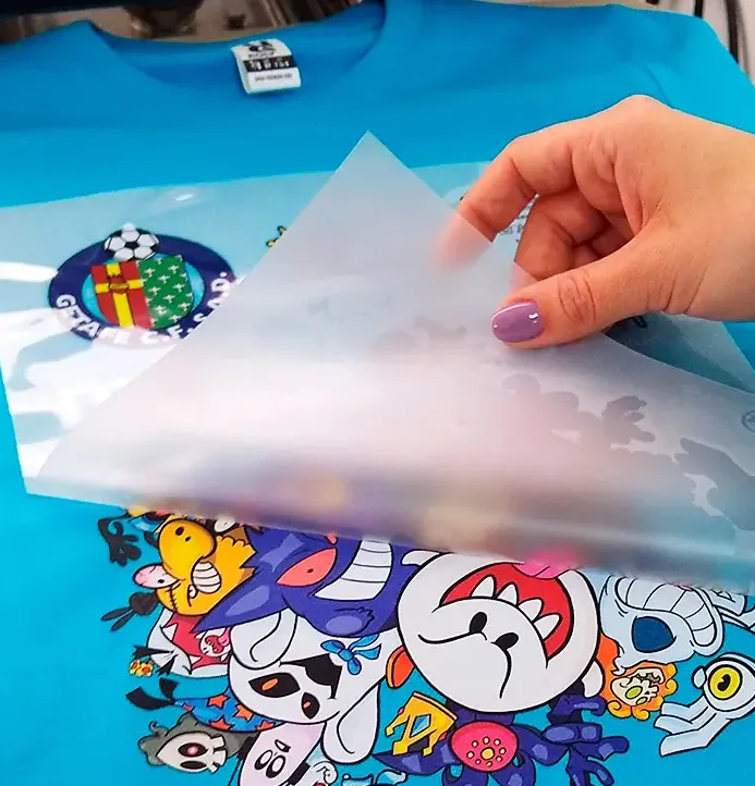 Pelage d'un transfert DTF sur textile