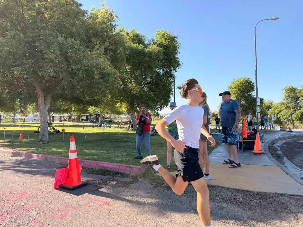 Desert Juggernauts runner sprinting on the course during a Bullhead City race day