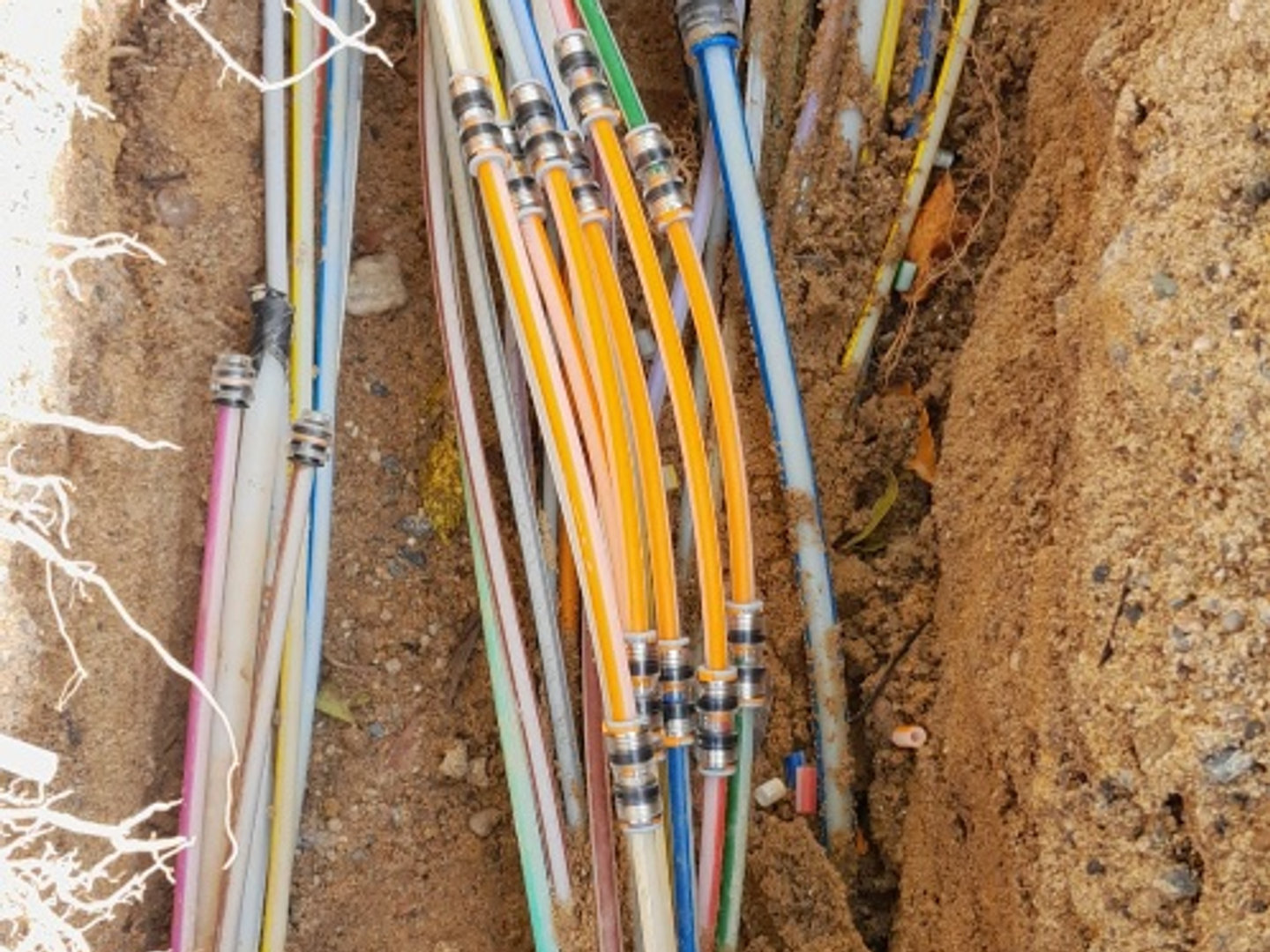 Telekom Kabel & T-Schutzrohr freigelegt – IGA Garten- und Landschaftsbau