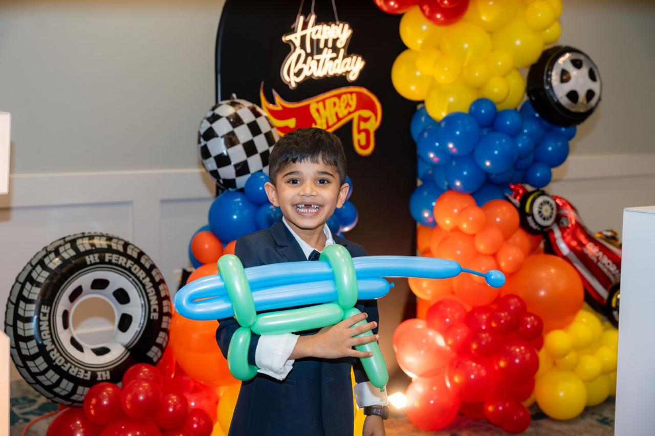 Balloon Twisting by The Flow and Arts