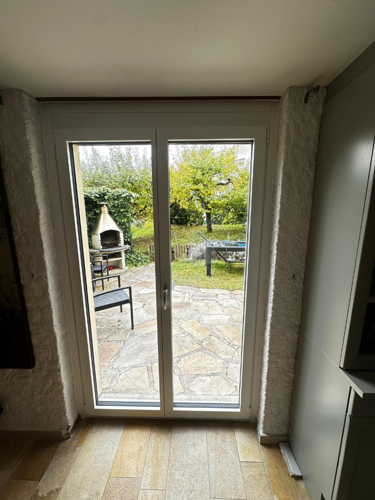 Porte-fenêtre PVC vue terrasse