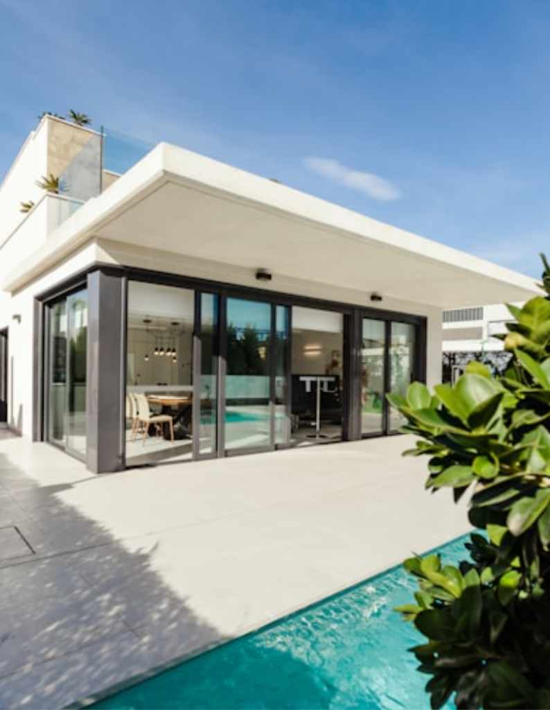 Maison moderne suisse avec grandes fenêtres