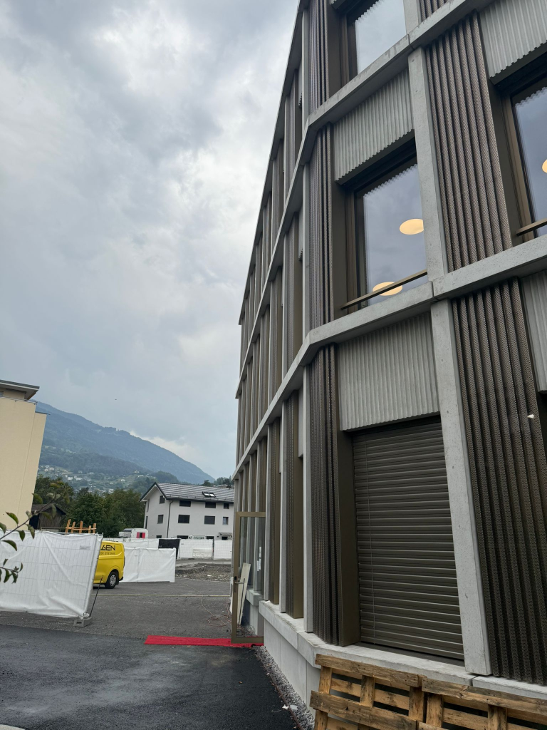 Façade immeuble avec fenêtres aluminium