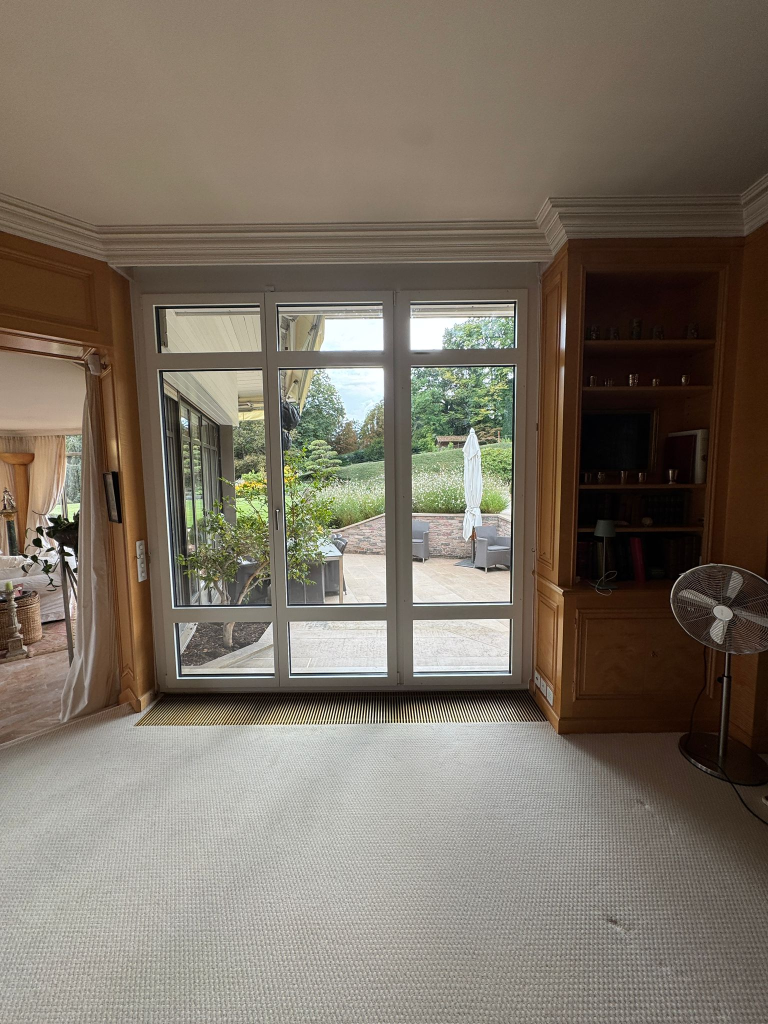 Porte-fenêtre PVC vue jardin