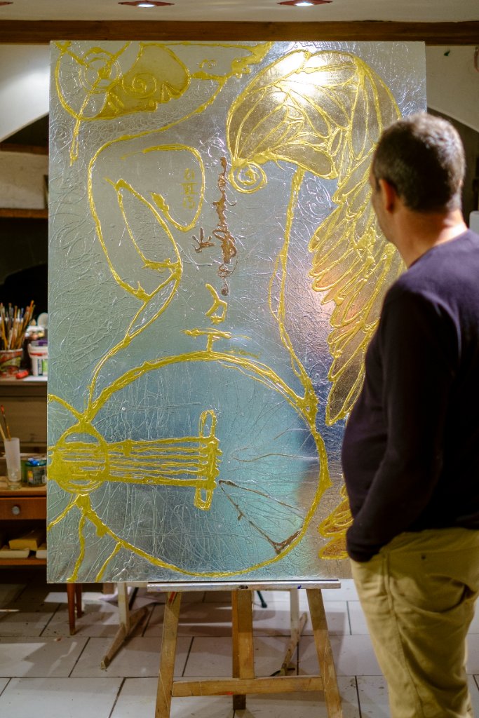 Stéphane-Alexandre Dani devant une de ses toiles à la feuille d'argent dans son atelier