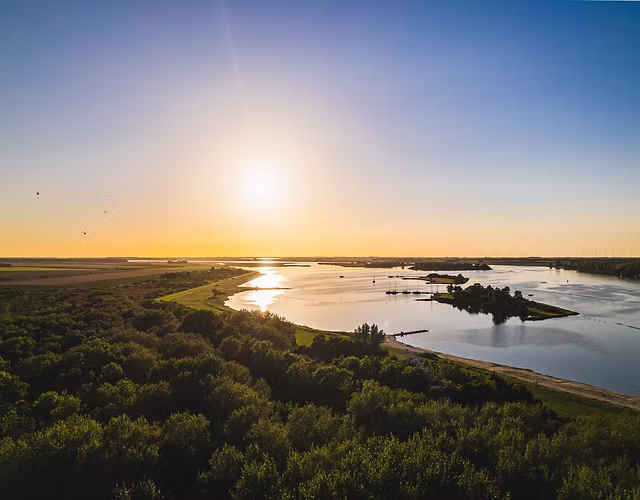 Fietsen langs een Zeeuwse route nabij het Veerse Meer