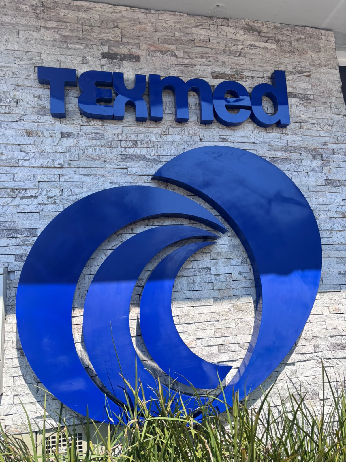 Médico atendendo uma família em ambiente clínico moderno