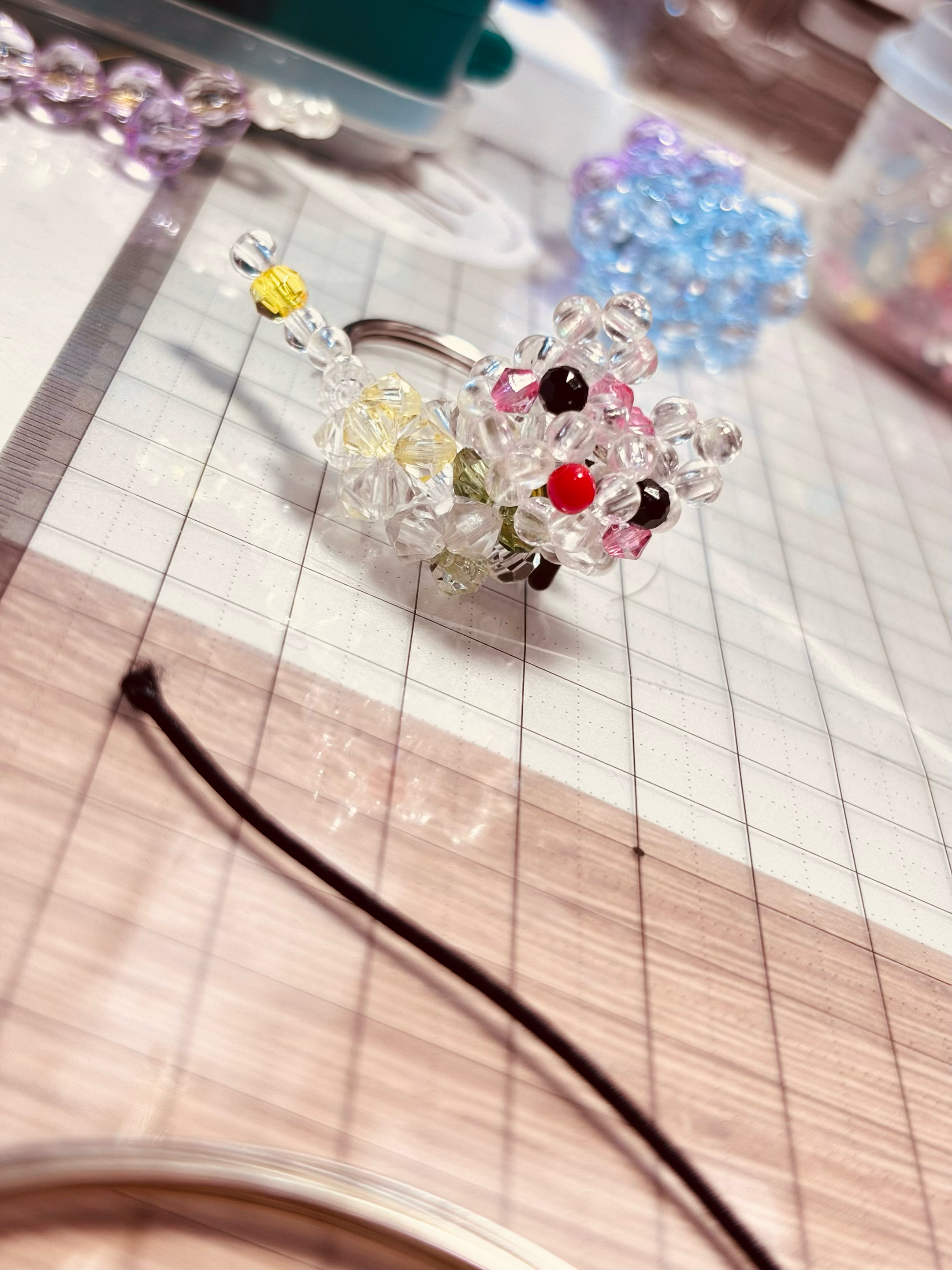 水M瑜創作者手工串珠製作過程