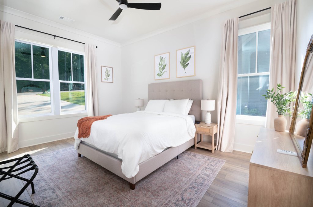 Downstairs Guest — Queen Bed, Smart TV, Window Seat