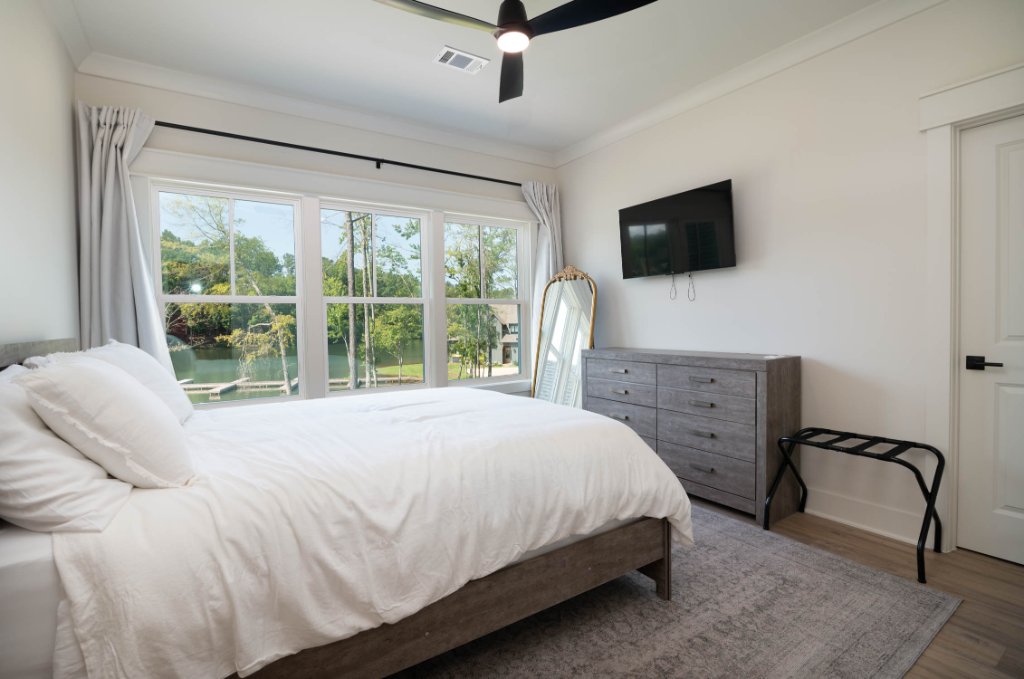 Upstairs Guest — Queen Bed, Smart TV, Shared Bath