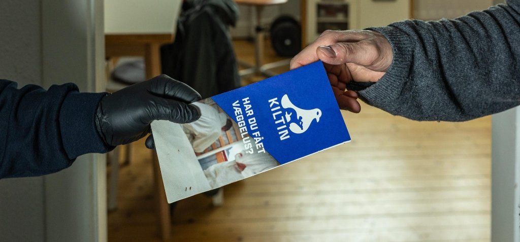 Kiltin medarbejder udleverer brochure