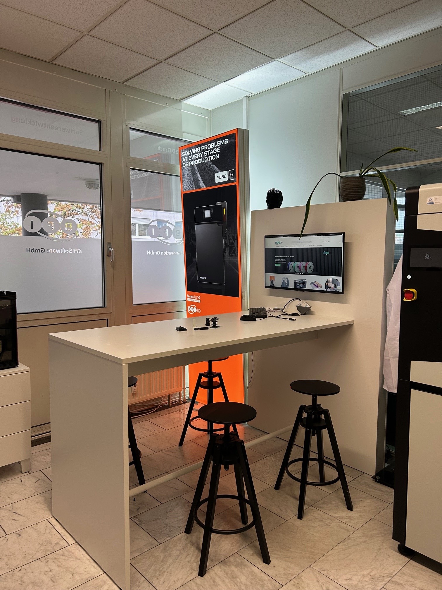 BFI 3D Showroom mit Test-Counter und Formlabs Fuse 1+ Banner in Nürnberg