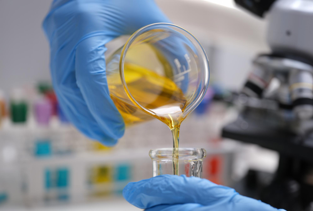 Solvente industrial de alta viscosidad en vaso de laboratorio