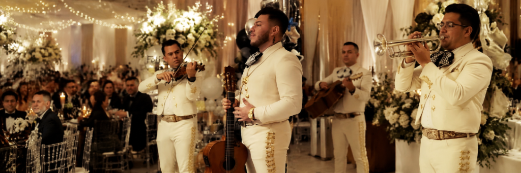Mariachi Estrellas Madrid - Músicos profesionales tocando en boda de gala en Madrid