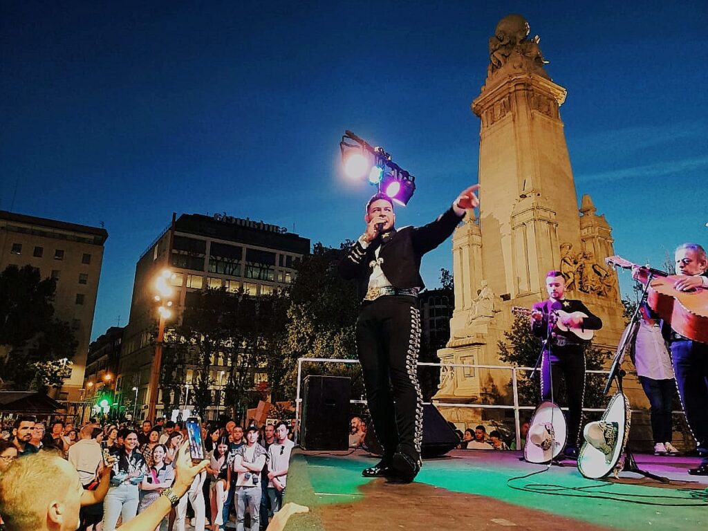 Cantante mariachi actuando en escenario al aire libre en Plaza de España Madrid