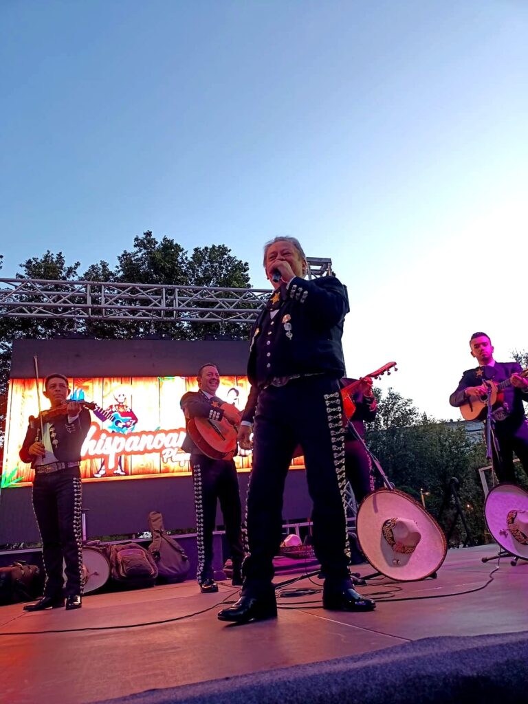 Mariachi en escenario con público en evento nocturno en Madrid