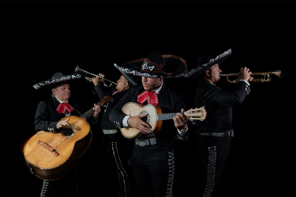 Mariachi Estrellas Madrid músicos profesionales con traje charro en Madrid