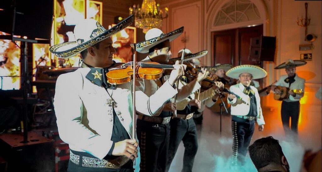 Mariachi Estrellas Madrid grupo con traje blanco y sombreros - nuestra historia
