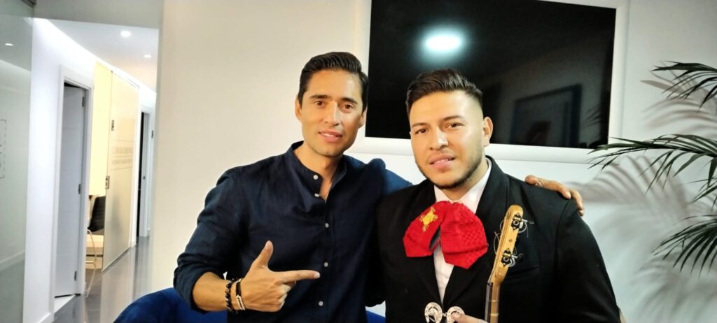 Mariachi Estrellas Madrid actuación en exterior con público en Madrid
