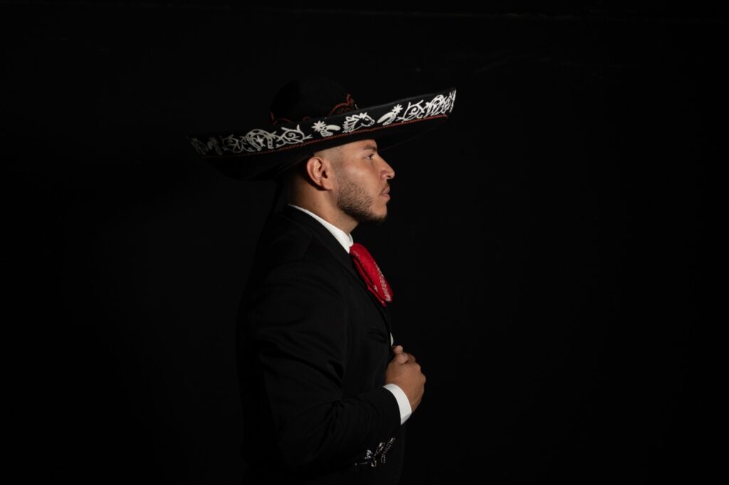 Mariachi Estrellas de Madrid cantante con sombrero charro posando en perfil