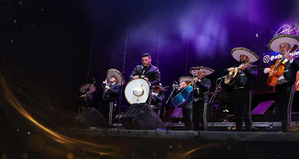 Mariachi Estrellas Madrid gran actuación corporativa en escenario con luces