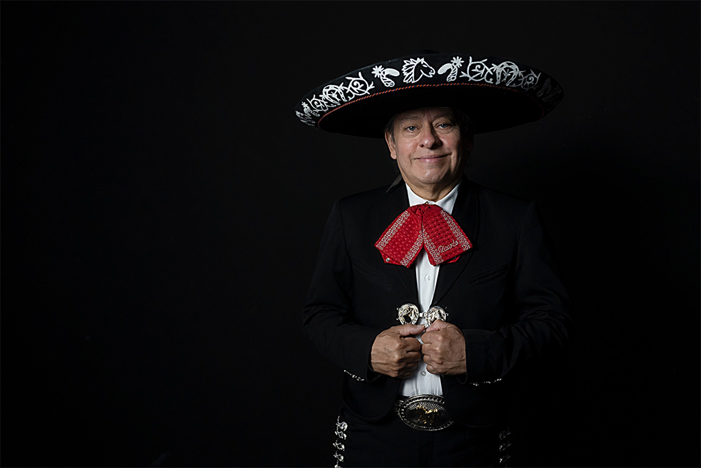 Músico de Mariachi Estrellas Madrid con traje charro negro y corbatín rojo retrato profesional
